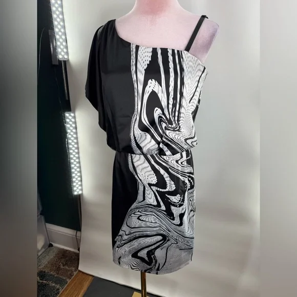 EUC Jessica Simpson One Shoulder Dress - Picture 4 of 8